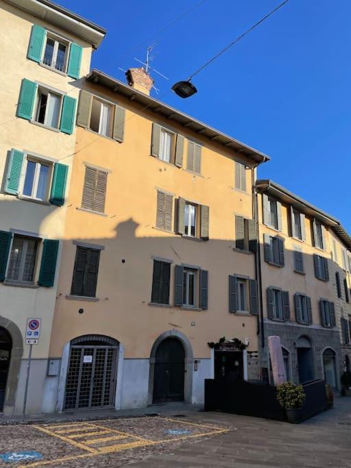 Accademia Love Apartment Bergamo Bagian luar foto